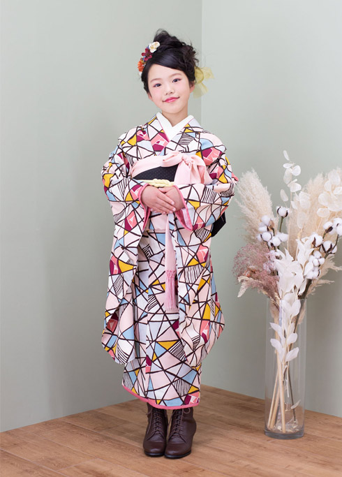 ハーフ成人：ステンドグラス風の柄の着物にブラウンのブーツを合わせた、モダンなスタイルを着こなす10歳の女の子