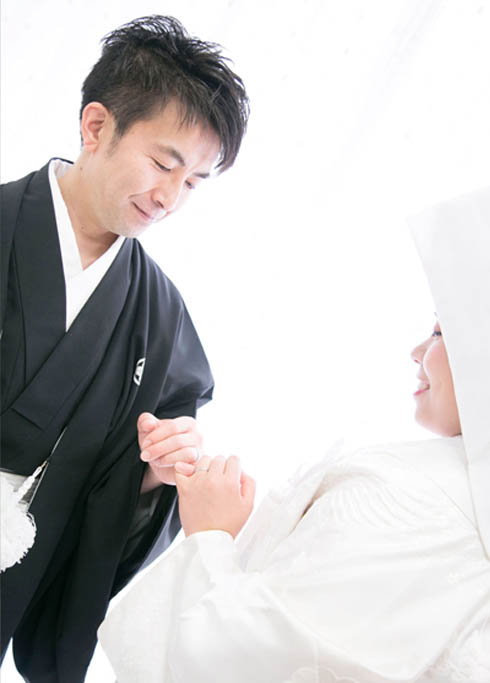 ウェディング：白無垢と紋付袴を着て津美を絡め合う夫婦