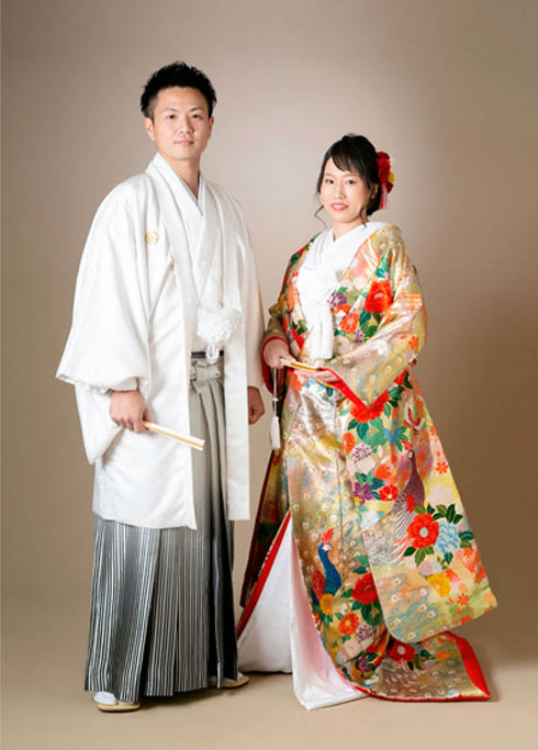 ウェディング：色打掛と紋付袴を着た新郎新婦