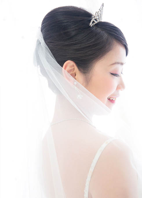 ウェディング：ウェディングドレスを着た新婦