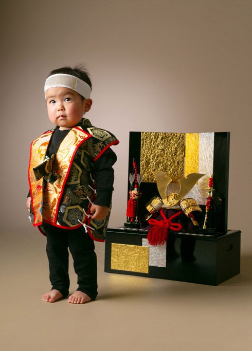 端午の節句：鉢巻をした武士のような小さな男の子。