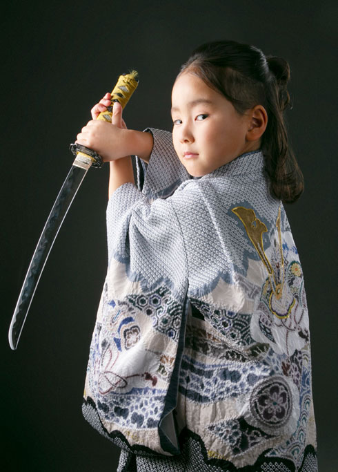 七五三：総絞り風の羽織袴に刀を持ちポージングをする5歳の男の子