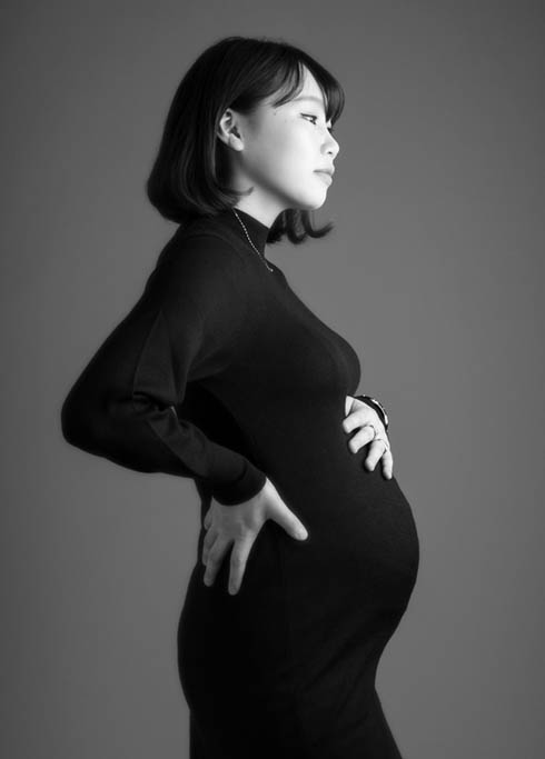 マタニティ：黒いワンピースを着て美しい曲線美が際立つ、モノクロフォトのママの姿