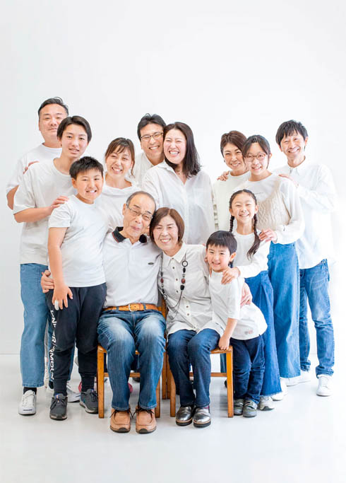 ファミリー：三世代勢ぞろい、13名での家族写真
