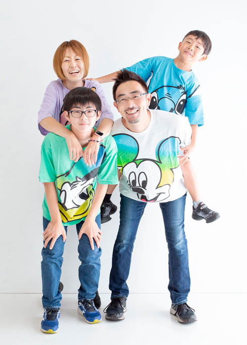 ファミリーフォト：ディズニーTシャツで揃えた仲良し家族の記念写真。