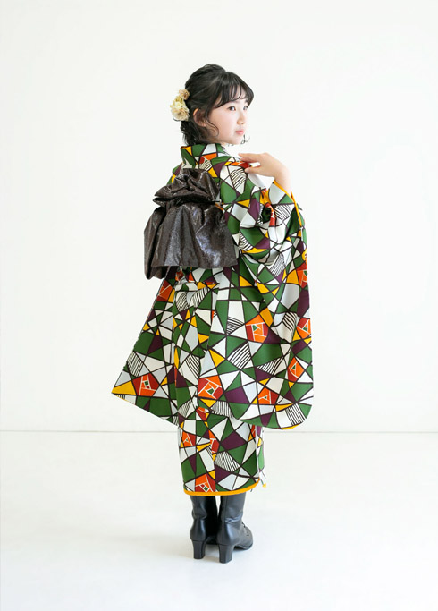 ハーフ成人：ステンドグラス風の柄の着物に黒のブーツを合わせた、モダンなスタイルを着こなす10歳の女の子