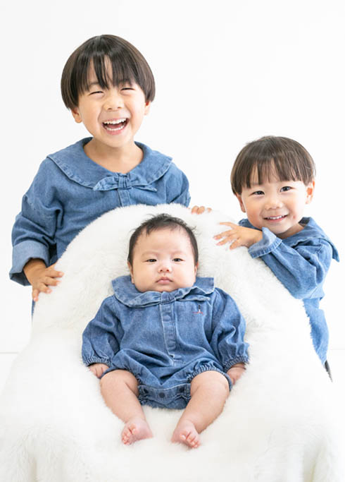 お宮参り：デニムのセーラー服でお揃いコーデをした、お兄ちゃん二人と男の子の赤ちゃん