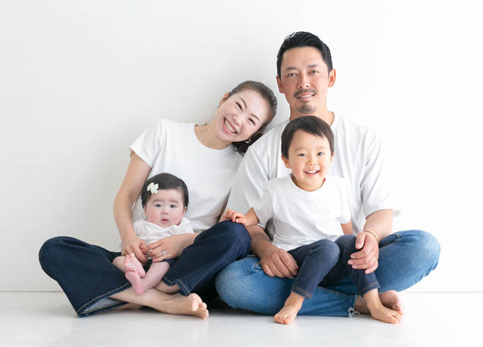 ファミリー：Tシャツとデニムのシミラールックをした4人家族