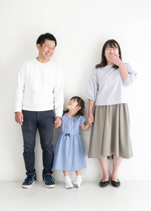 ファミリーフォト：小さな娘を真ん中にした会話が聞こえてきそうな笑顔の家族写真。