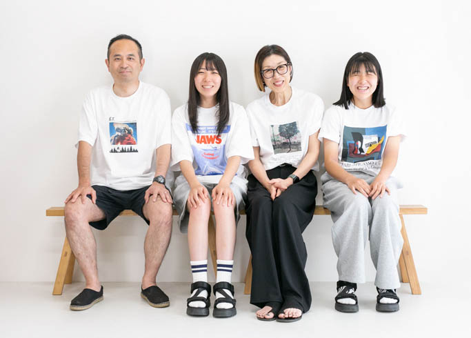 ファミリーフォト：シネマTシャツのお揃いコーデがオシャレな家族写真。