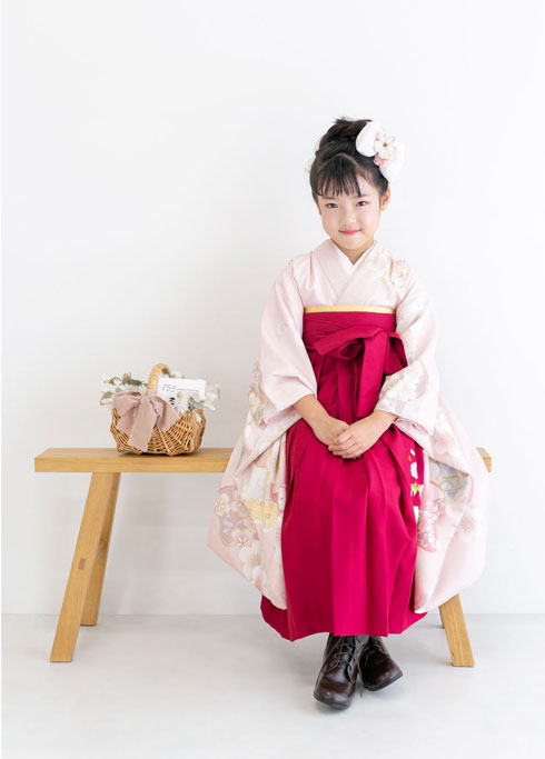 七五三：淡いピンクの着物に袴とブーツを合わせた7歳の女の子