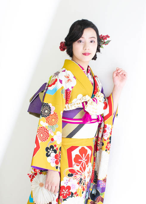 成人：からし色のモダンで大胆な柄の振袖を着た20歳成人女性