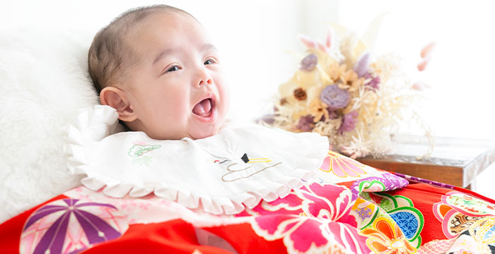 お宮参りの産着をきたかわいい表情をしている赤ちゃん