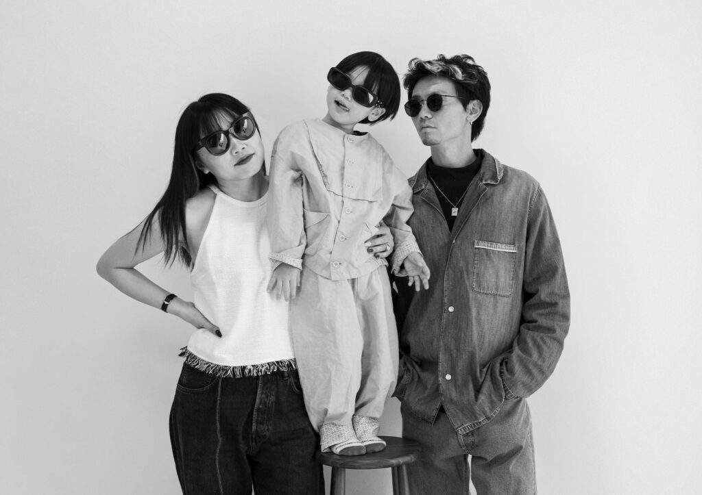 ファミリーフォト：サングラスとカッコいいコーデでまとめたモノクロのオシャレな家族写真。