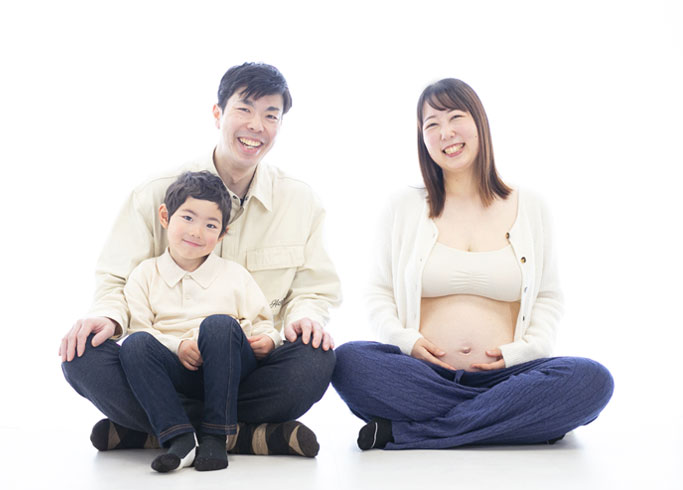 マタニティ：マタニティママとパパと男の子のナチュラルで温かな家族写真。