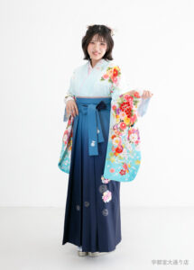 華やかな柄が施された鮮やかなブルーで統一された袴コーディネート