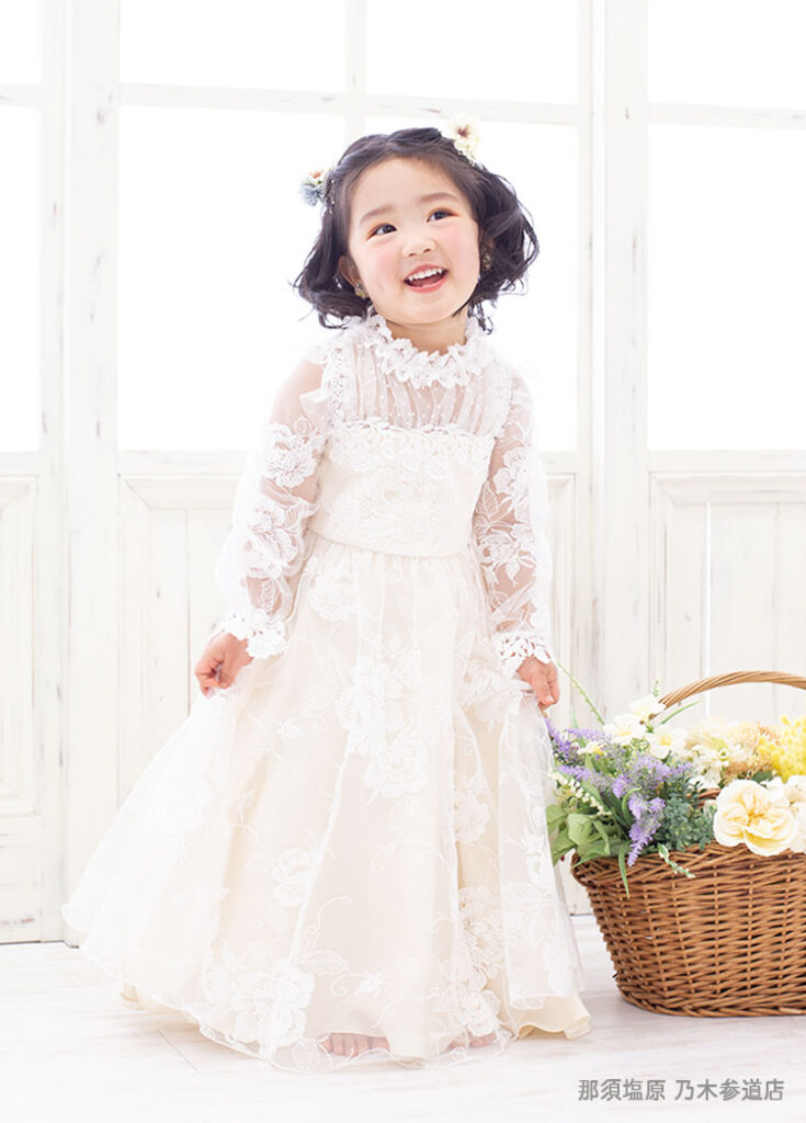 七五三３歳：真っ白なレース袖のドレスを着た3才の女の子。
