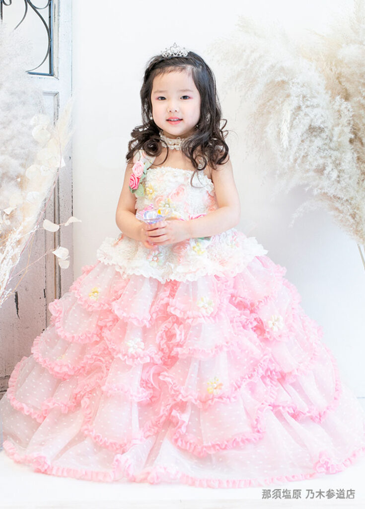 七五三３歳：ピンクのプリンセスラインのドレスを着た3才の女の子。