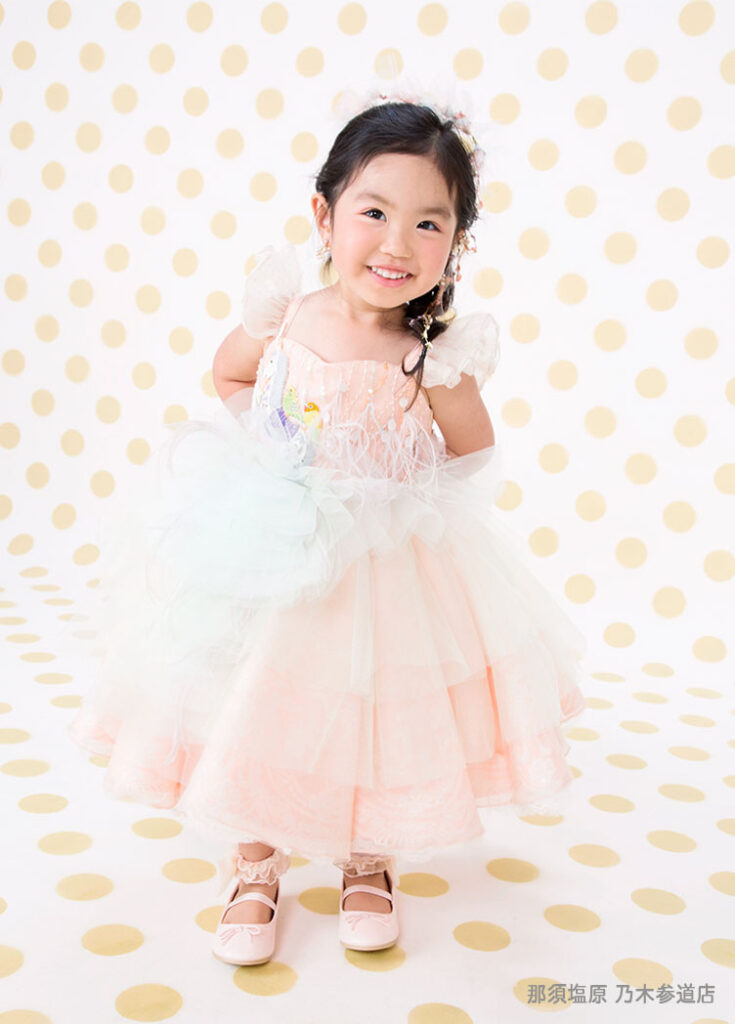 七五三３歳：カラフルなチュールのミドル丈のドレスを着た3才の女の子。