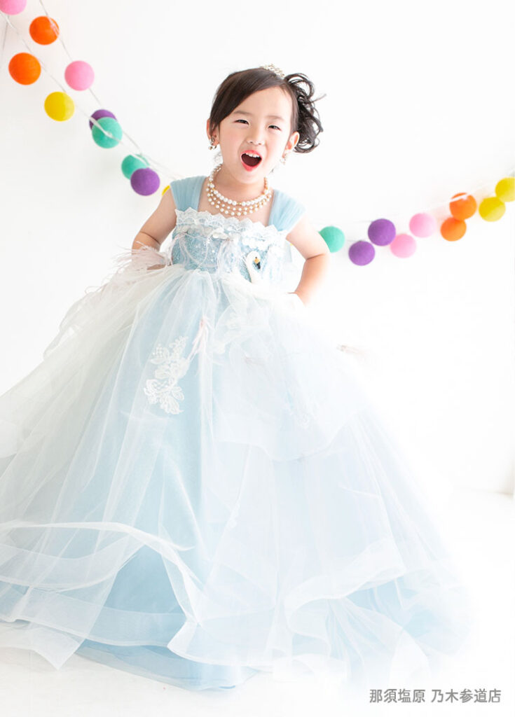 七五三３歳：ブルーの白鳥モチーフが付いたドレスを着た3才の女の子。