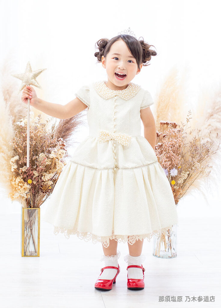 七五三３歳：パール襟の上品なドレスを着た3才の女の子。