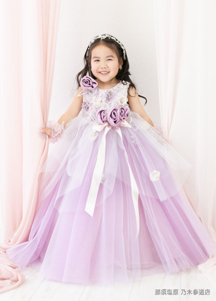 七五三３歳：紫のバラモチーフのドレスを着た3才の女の子。