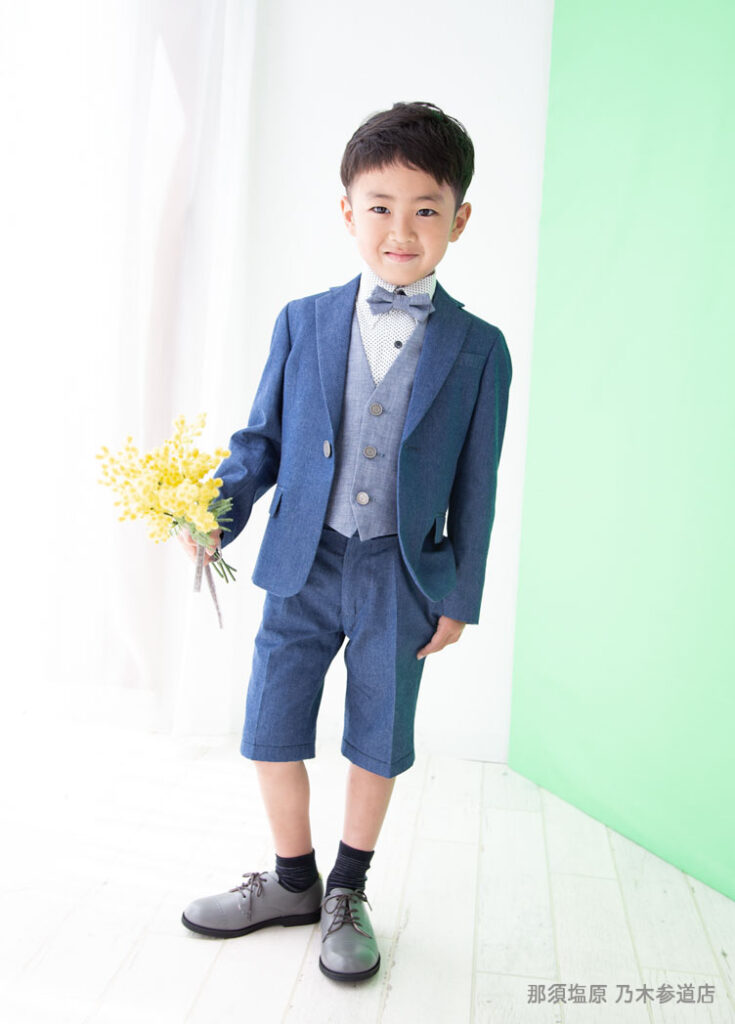 七五三５歳スーツ：藍色のセットアップスーツをショートパンツで合わせた5才の男の子。