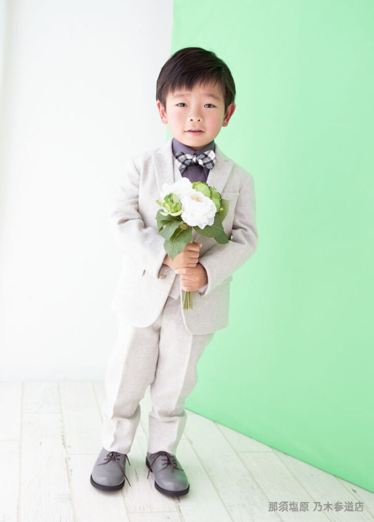 白ベースにアクセントでチェックのネクタイが映える、七五三5才男の子のスーツ