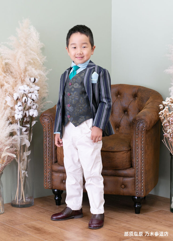 白いパンツにおしゃれなジャケットスタイルの七五三5才男の子のスーツ