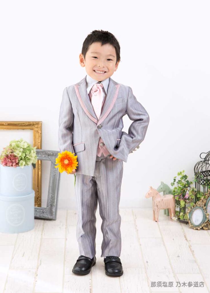グレーの艶感のある生地の七五三5才男の子の3ピーススーツ