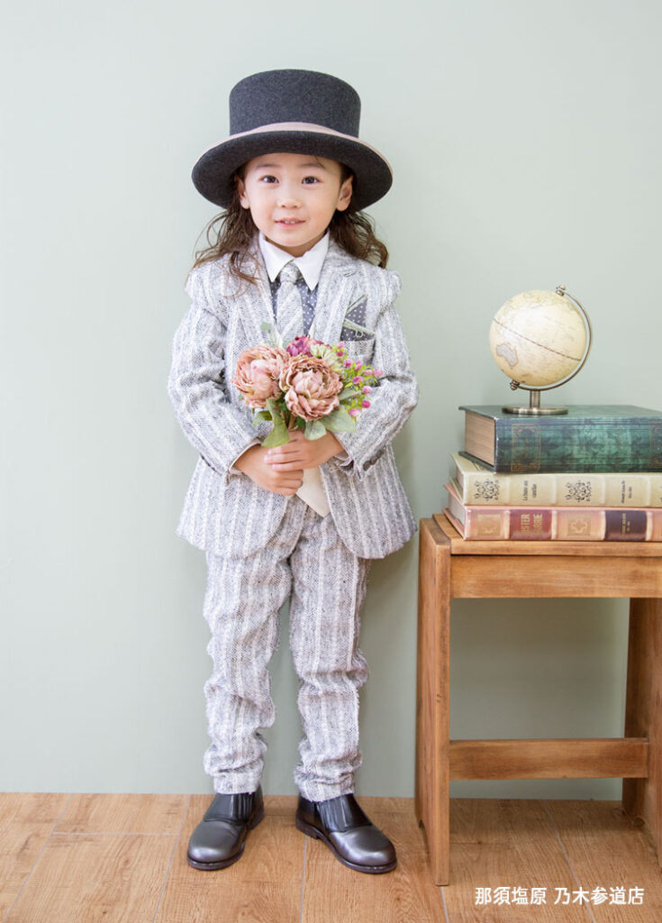 七五三５歳スーツ：ライトグレーのストライプ柄のスーツを着た5才の男の子。