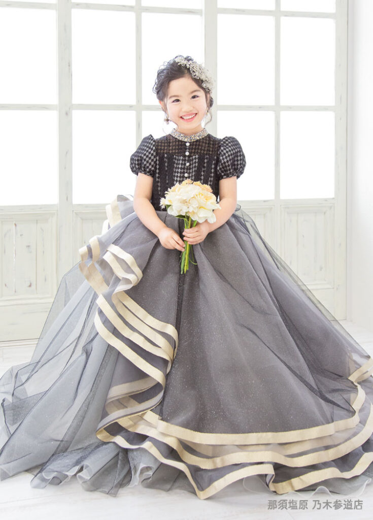 七五三７歳ドレス：レースのパフスリーブのドレスを着た7才の女の子。