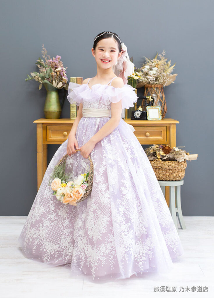 オフショルにふわふわのチュールと白のレースの組み合わせがかわいい七五三7才女の子のドレス