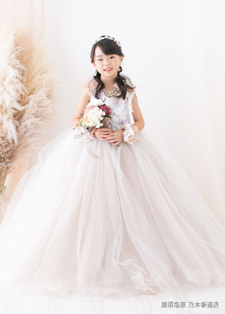ふわふわボリュームのチュールに目が惹かれる七五三7才女の子のドレス
