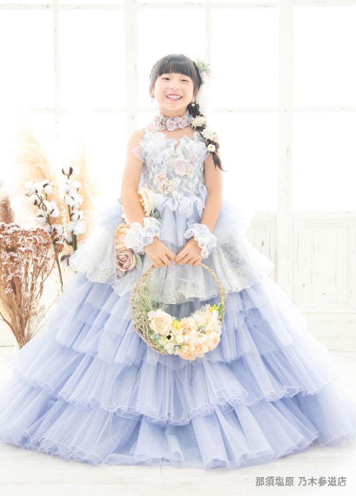 七五三７歳ドレス：ブルーのフリルを重ねたドレスを着た7才の女の子。