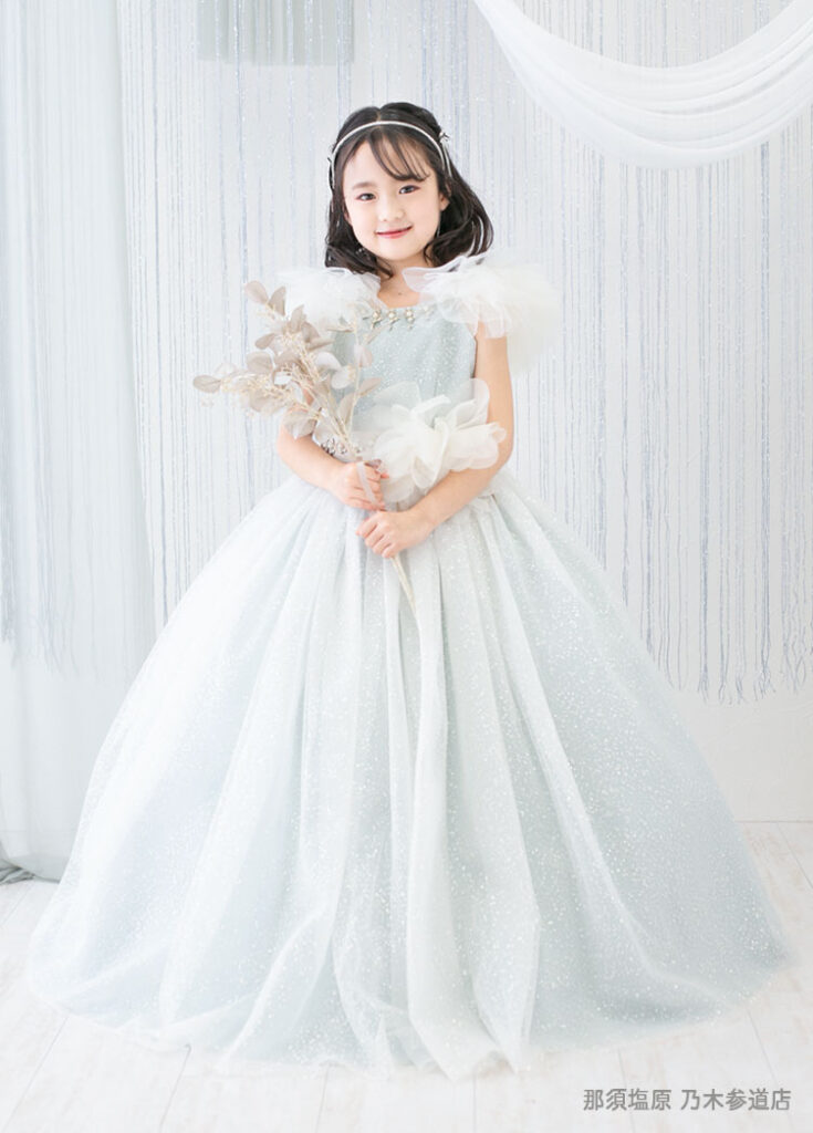 七五三７歳ドレス：淡いアイスブルーのキラキラ輝くドレスを着た7才の女の子。