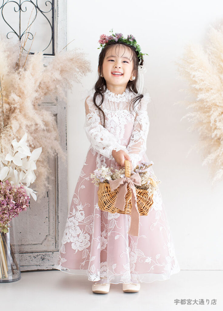 七五三３歳：ピンクにレース袖がかわいいドレスを着た3才の女の子。