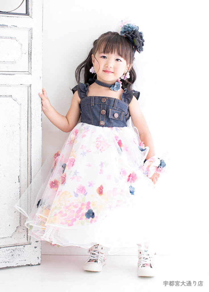 デニムのトップ部分とチュールのスカートの組み合わせが個性的な七五三3才女の子のドレス