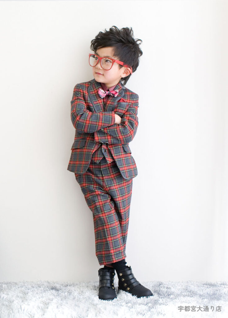 七五三５歳スーツ：赤いタータンチェックのイギリス風セットアップスーツを着た5才の男の子。