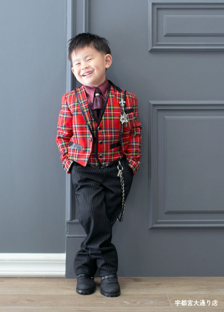 ロックテイストの真っ赤なチェックの七五三5才男の子スーツ