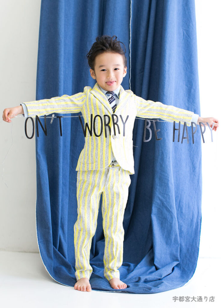 七五三５歳スーツ：グレーとレモン色のストライプ柄のスーツを着た5才の男の子。