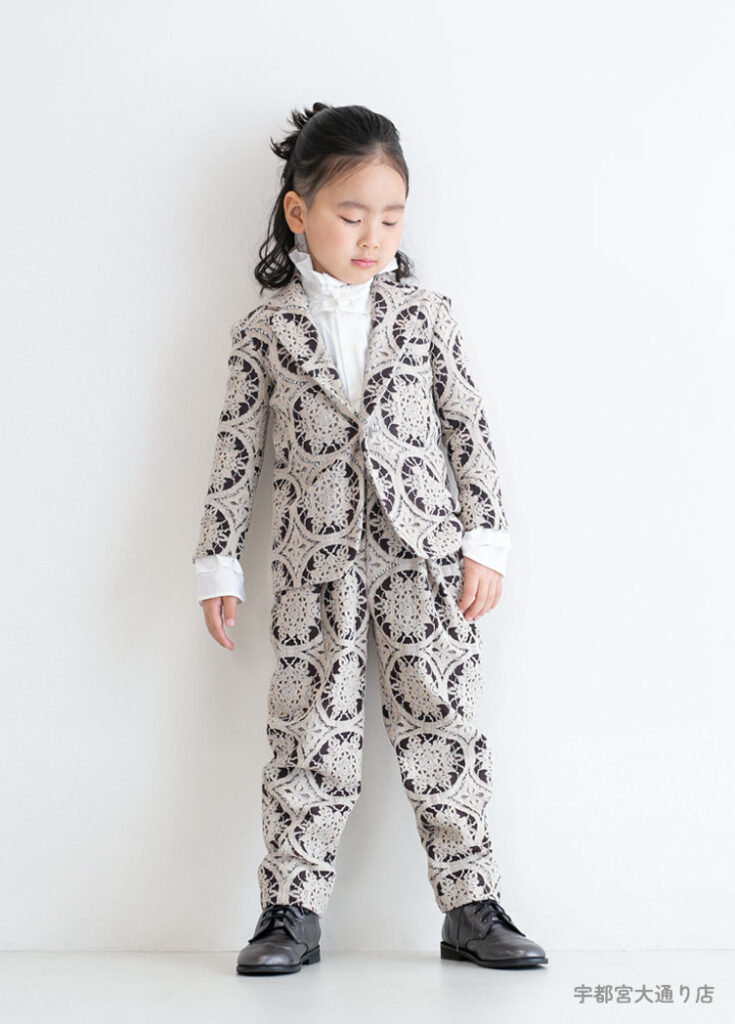 七五三５歳スーツ：レース模様の大人っぽいスーツを着た5才の男の子。