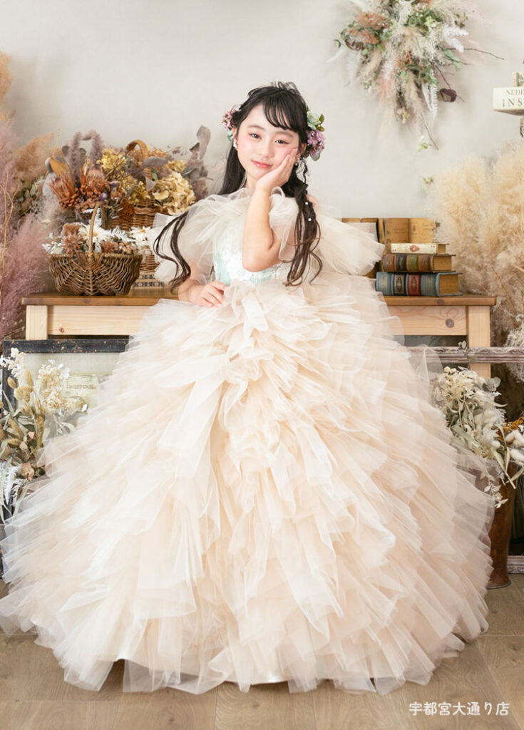 七五三７歳ドレス：くすみピンクのボリュームチュールスカートのドレスを着た7才の女の子。