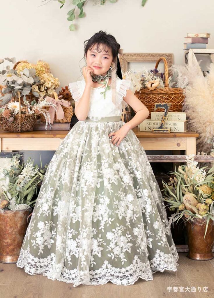 アースカラーがかわいい、レースを沢山使った七五三7才女の子のＡラインドレス