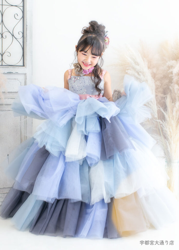 七五三７歳ドレス：ブルーとネイビーのシュガーケイがデザインしたドレスを着た7才の女の子。