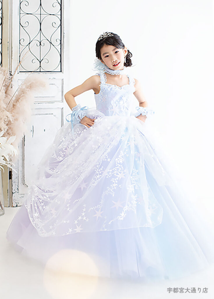 七五三７歳ドレス：水色の星柄レースのドレスを着た7才の女の子。