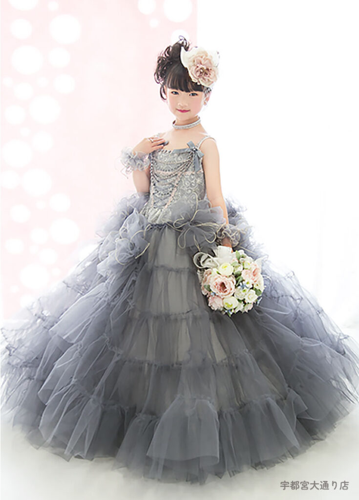 軽やかな揺れ感のティアードスカートとグレーの組み合わせが大人かわいい七五三7才女の子のドレス