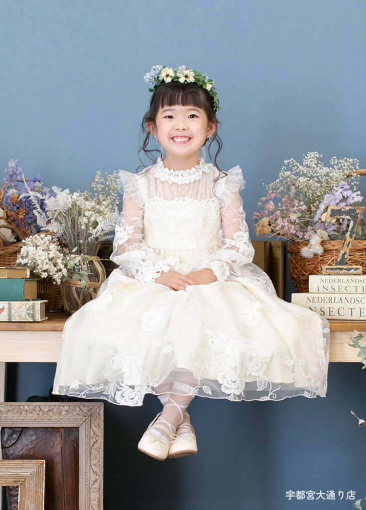 七五三７歳ドレス：レースのミドル丈のドレスを着た7才の女の子。