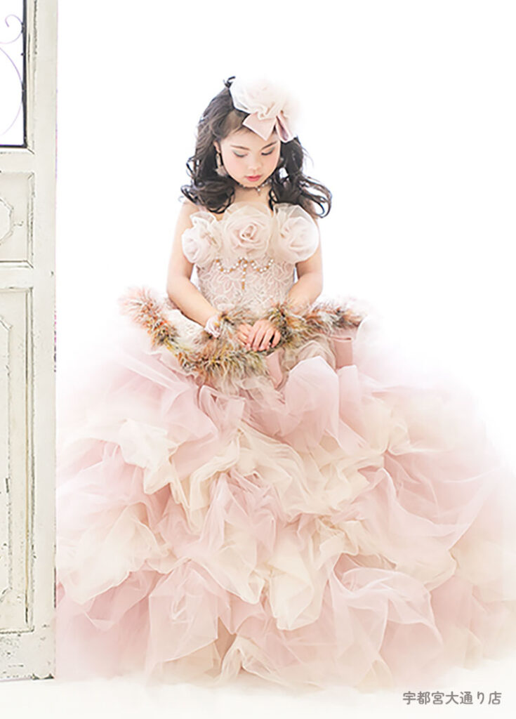ふわふわのラッフルフリルのスカートとフェミニンなカラーの七五三7才女の子のドレス