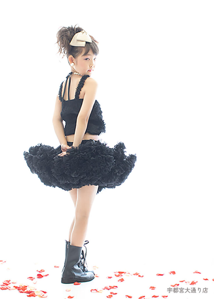 七五三７歳ドレス：黒いミニ丈のフリルドレスを着た7才の女の子。